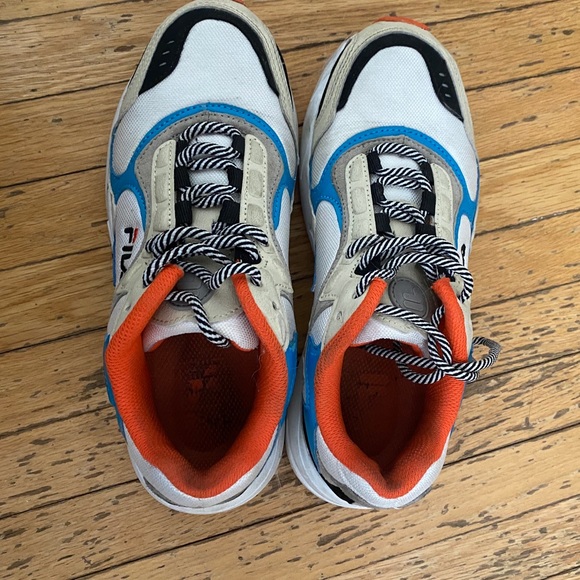 US 7 lightly worn Fila’s. - Picture 2 of 4